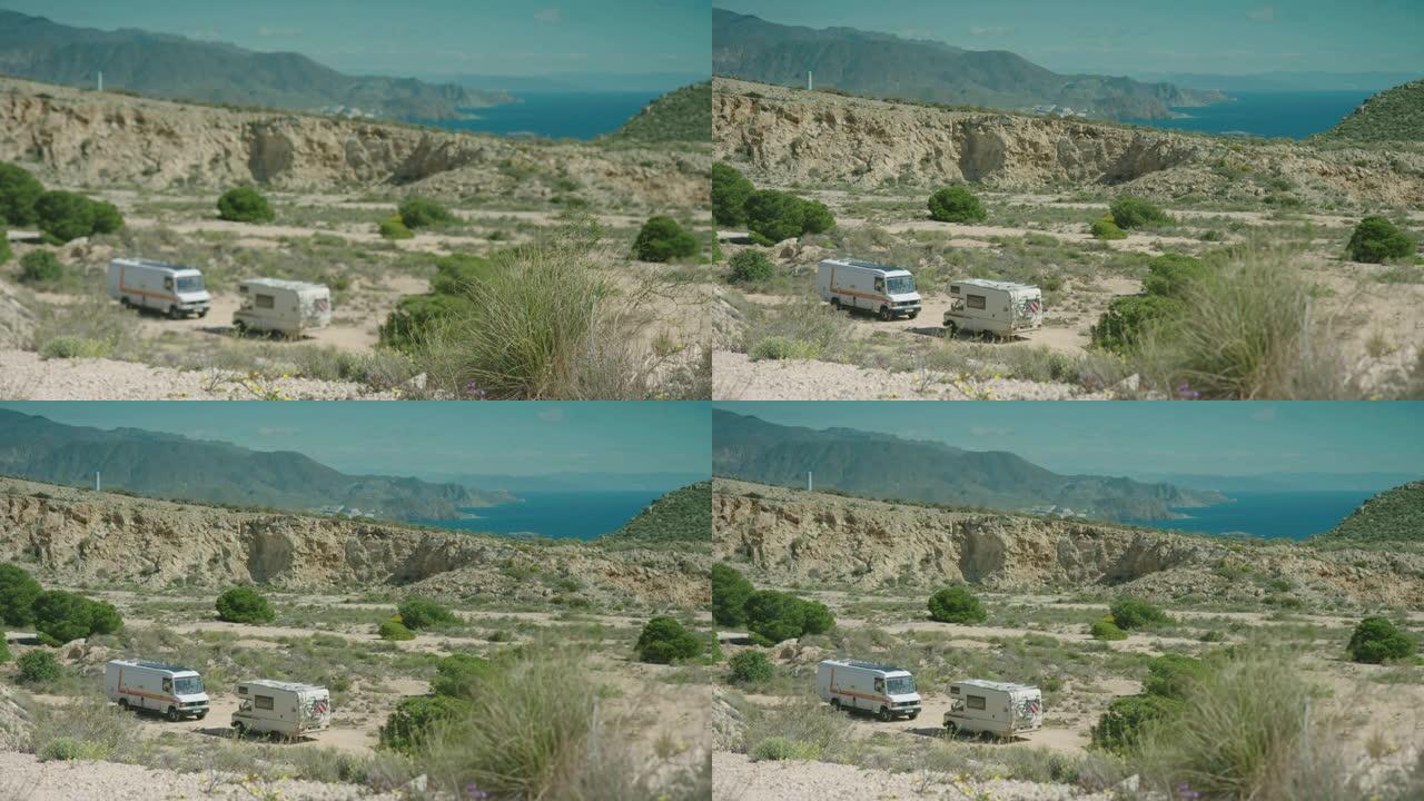 焦点吸引停在西班牙卡波德加塔的两辆旧露营车
