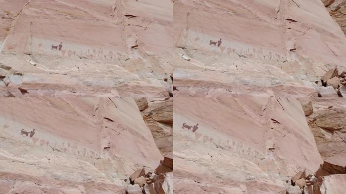 手持 “大画廊” 的照片，这是犹他州峡谷附近的马蹄峡谷中的一组古老岩画