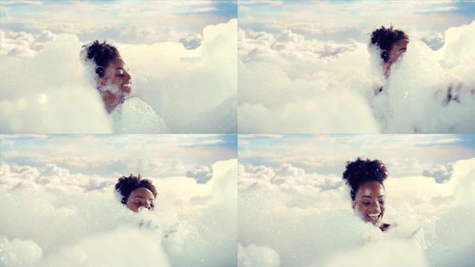 美丽的非洲民族妇女，卷发在泡泡浴中玩耍。在泡泡云上练习自我护理和健康