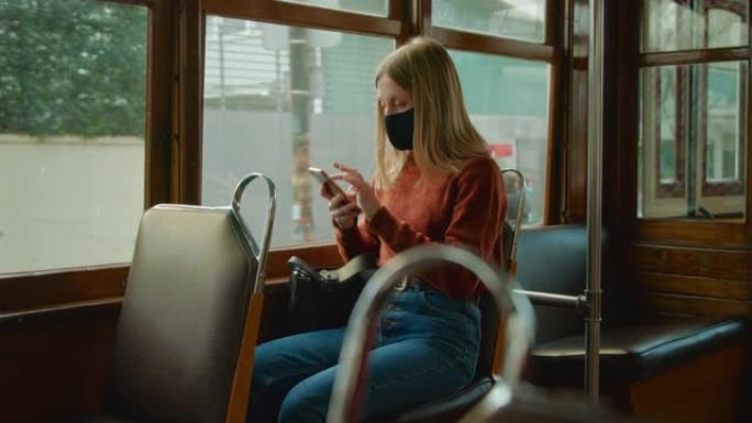 戴口罩的女人乘坐公共交通工具旅行