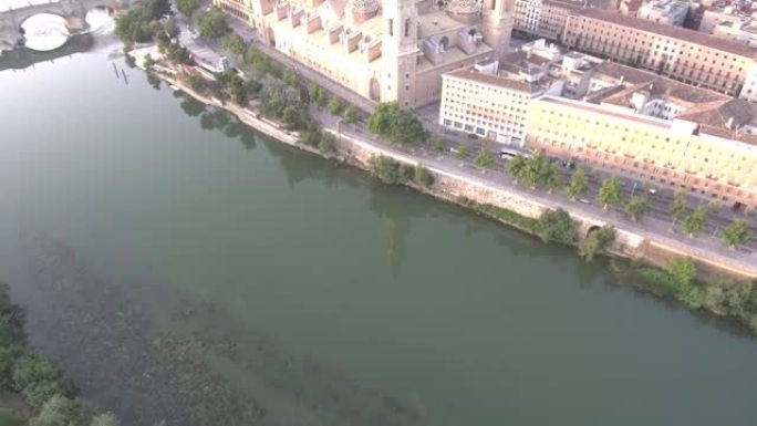 城市背景上运河附近的一座古老大教堂的4k渲染