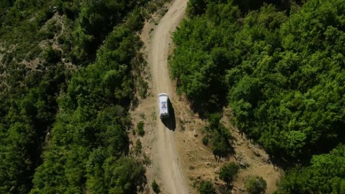 无人机镜头低头看着一辆白色露营车，沿着阿尔巴尼亚Permet附近的trebeshin ë-dhë m