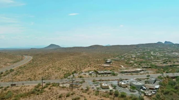 俯瞰一个小镇的景色，在美国亚利桑那州的N Beeline Hwy美国87立交高速公路上的喷泉山