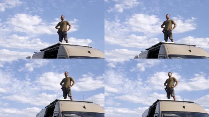 男子自豪地站在他的露营车顶上
