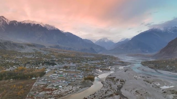 秋天，沿着喀喇昆仑山公路和小村庄，喜马拉雅山喀喇昆仑山区吉尔吉特河的日落风景鸟瞰图。巴基斯坦北部古皮