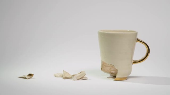 破碎的茶杯孤立在白色背景上。破裂的咖啡杯和易碎的陶瓷片