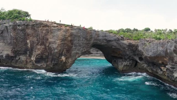 巴厘岛破碎的海滩石拱门