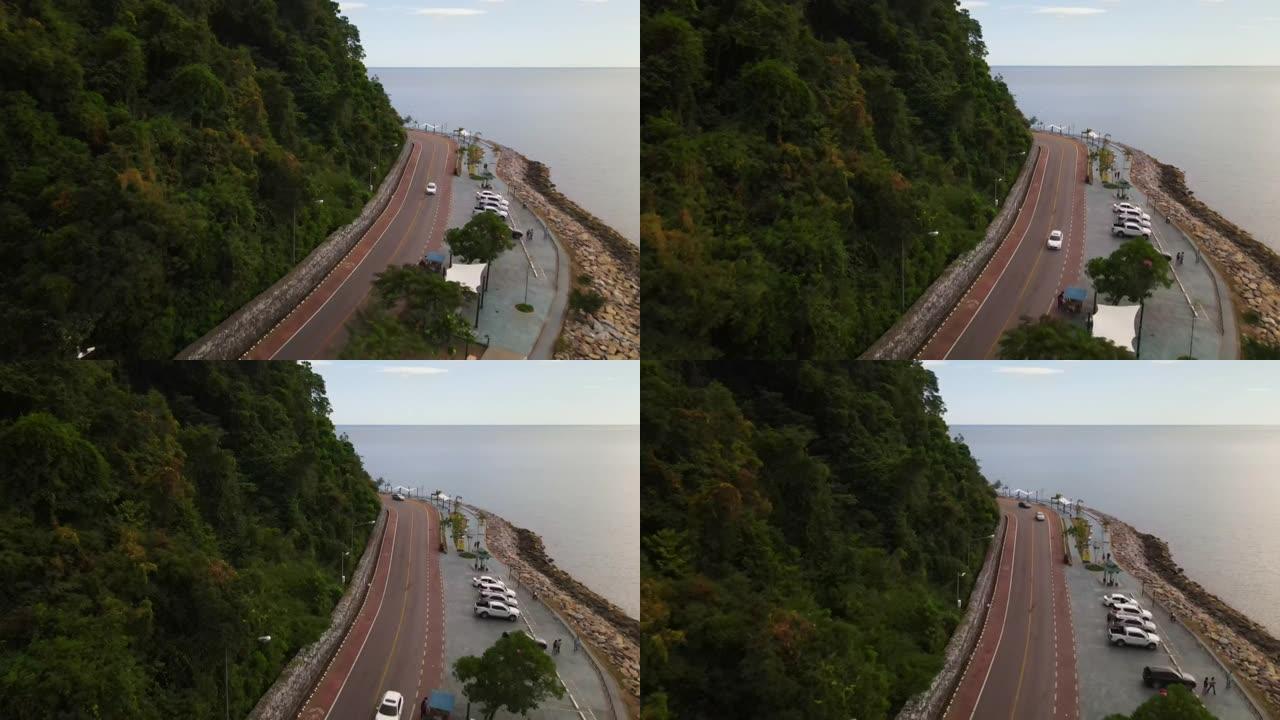 沿着海边行驶的道路的鸟瞰图。