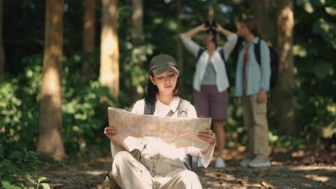 女性徒步在自然公园看地图