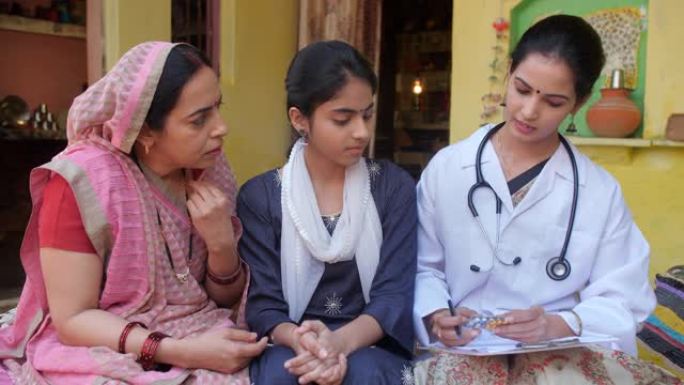 一位女医生与女性乡村患者-印度的免费医疗保健，农村医疗保健，医疗设施