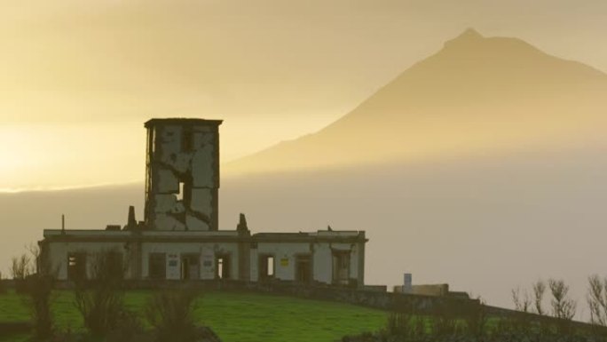 Farol da Ribeirinha灯塔的惊人美丽特写，背后是Pico