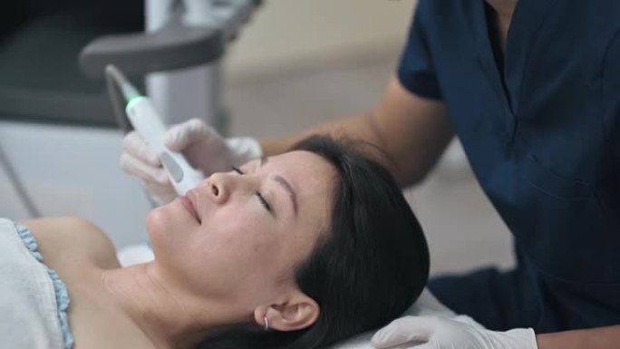 亚洲中国男性美学家微晶磨皮术治疗临床女性客户