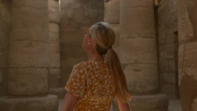 女性旅行者观光古埃及神庙