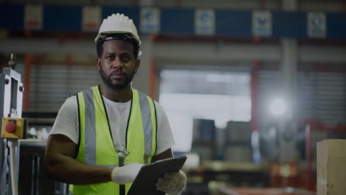 快乐职业非裔美国男子工人戴着安全帽微笑的肖像