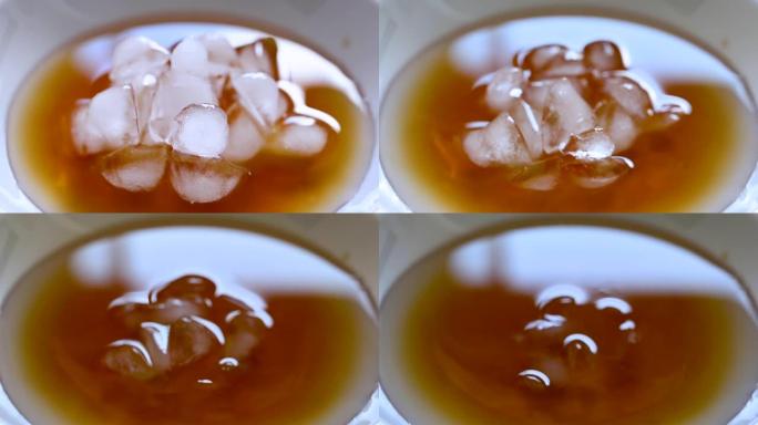 白色盘子上的冰块正在融化