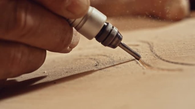 SLO MO电动雕刻工具用于将线条雕刻成木头