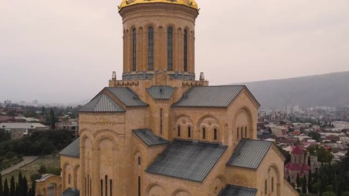 格鲁吉亚第比利斯的Tsminda sameba大教堂鸟瞰图