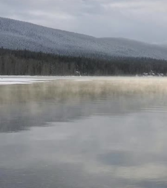 山区的冬季山湖