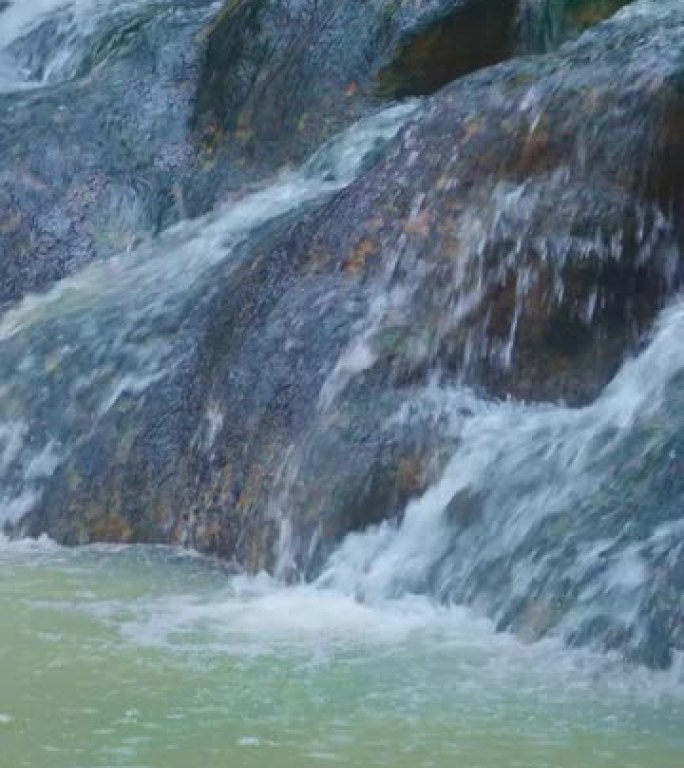 热瀑布，Khlong Thom，甲米省，热流甲米，垂直视频