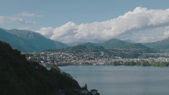 在夏季晴朗的天空中飞越高山湖泊