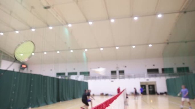 羽毛球-羽毛球场，运动员参加比赛; 羽毛球运动员在体育馆里打梭子，学习打羽毛球，在羽毛球场上用shu