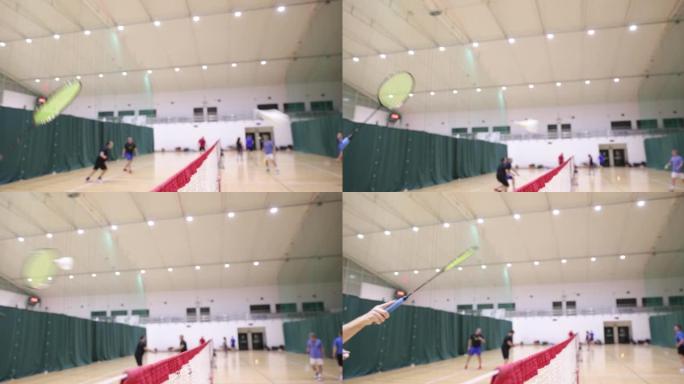 羽毛球-羽毛球场，运动员参加比赛; 羽毛球运动员在体育馆里打梭子，学习打羽毛球，在羽毛球场上用shu