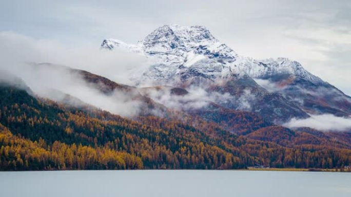 欧洲阿尔卑斯山秋湖松林的时光倒流