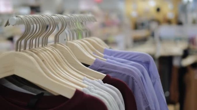 服装销售。在衣服和其他配件的商店中，摆出了带有不同尺寸，样式和颜色的衣服的立式衣架，供客户选择。范围