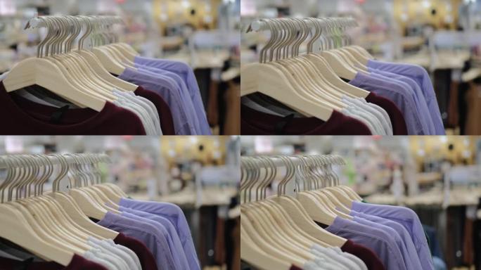 服装销售。在衣服和其他配件的商店中，摆出了带有不同尺寸，样式和颜色的衣服的立式衣架，供客户选择。范围