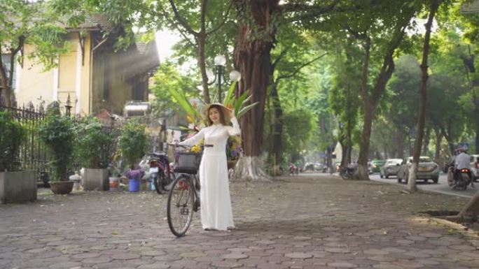 骑自行车和鲜花的亚洲小贩的肖像，越南女女孩在越南河内城市城镇旅行。人们的生活方式。