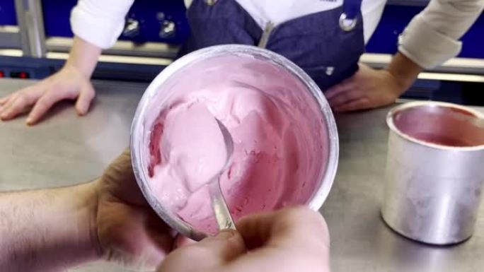 两名厨师制作草莓冰淇淋