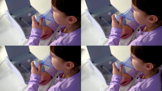 小女孩坐在餐桌旁用医用雾化器吸气