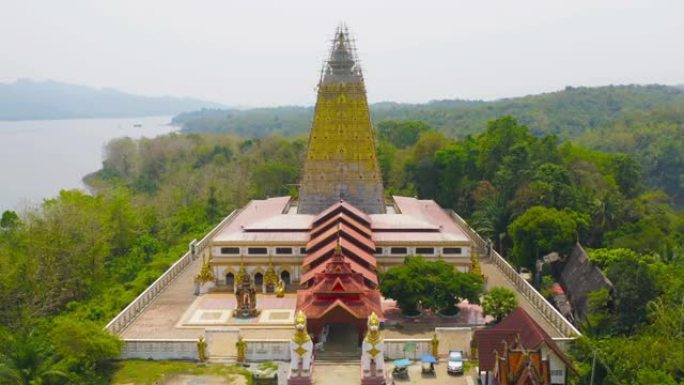 Phuthakaya寺塔，桑克拉布里北碧府景点。菩提伽耶佛塔前的Singha。泰国建筑。地标