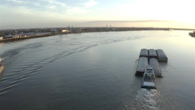 路易斯安那州新奥尔良: 密西西比河驳船
