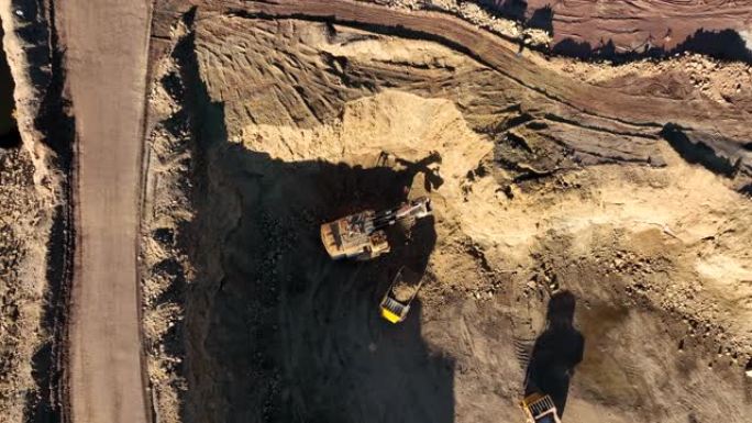 露天采矿中挖掘机装载白云岩。采石场开采粘土。