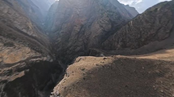 FPV旋转动态潜水来自山区岩石地质地层石材结构