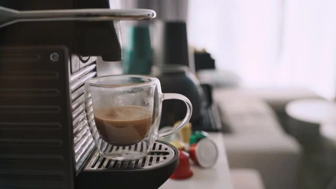 用咖啡胶囊轻松快速地在私人家中放松和喝咖啡。