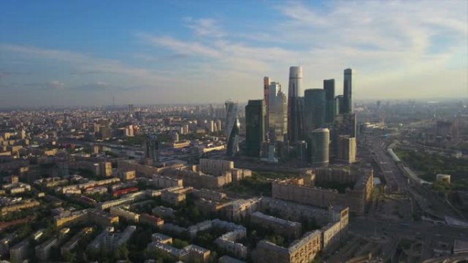 俄罗斯阳光明媚的日落莫斯科现代城市河流空中全景4k