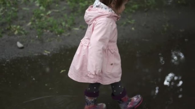 女孩走在水坑里