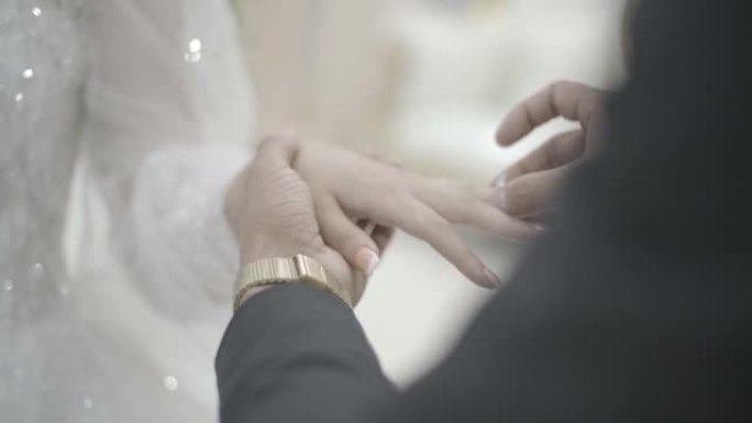 在婚礼上把戒指戴在手指上与她结婚