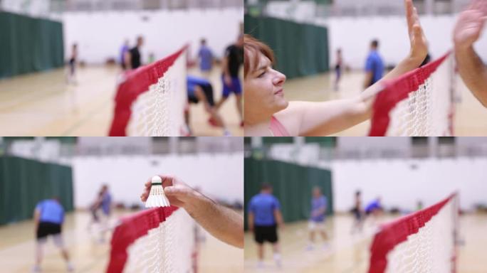 羽毛球运动员在室内进行体育活动。在人们练习羽毛球的羽毛球场上。羽毛球和羽毛球。