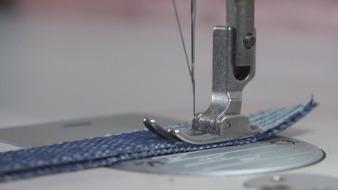 裁缝师用缝纫机工作缝纫机特写/无调色