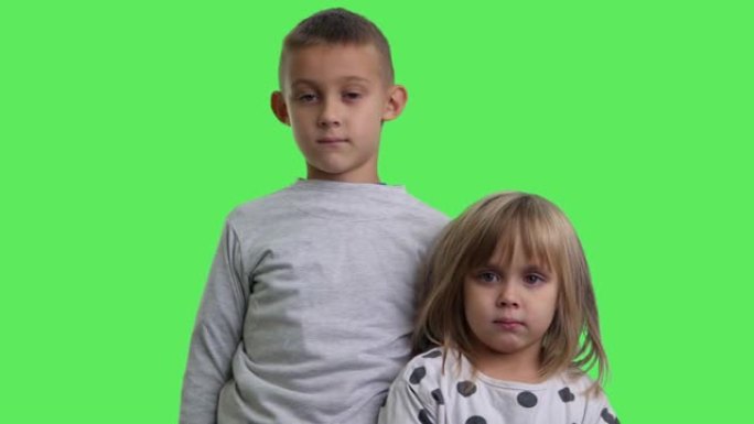 绿色屏幕上的女孩和男孩的肖像