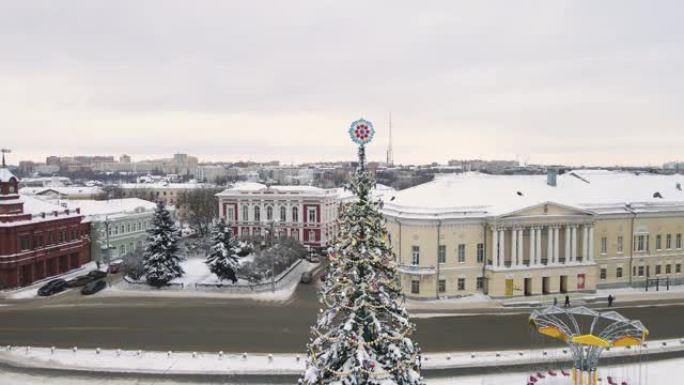 美丽的城市圣诞树上的五彩雪花。