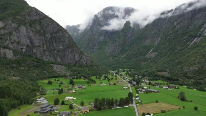 山上小村庄的阿丽拉景色。挪威村庄Ovre Eidfjord