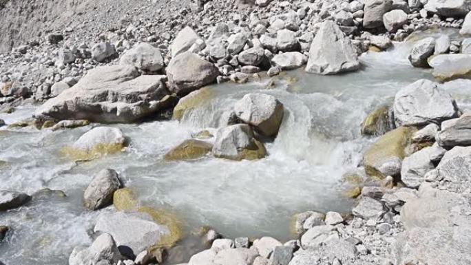 尼泊尔农村喜马拉雅山脉冰川的融水。