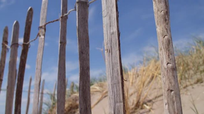 海滩小路木栏杆的特写镜头