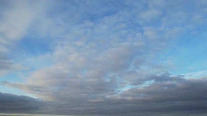 日落期间，英格兰米尔顿凯恩斯市上空的戏剧性云层和天空