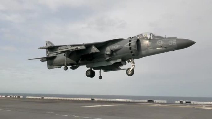 AV-8B Harrier II垂直起降