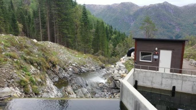 挪威瓦克斯达尔 (Vaksdal) 名为Markaani的小型水力发电厂的小型水坝和取水口-在山谷和